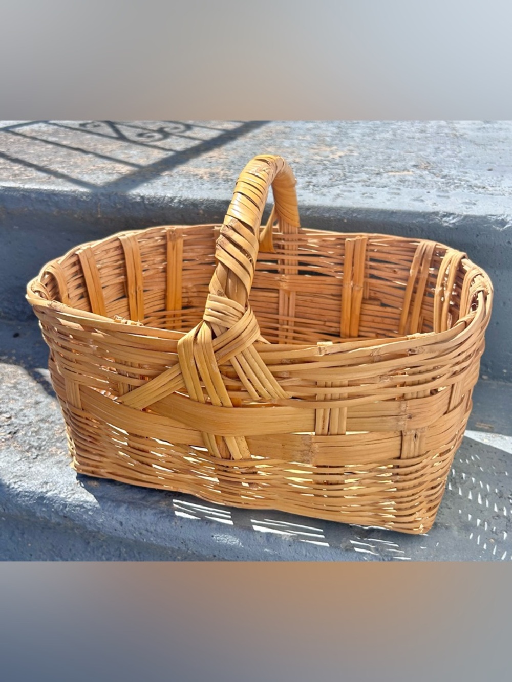 Vintage Farmhouse Woven Wicker Egg Gathering Basket 13" x 10" x 9.5"
